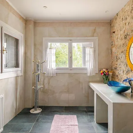 Traditional Luxury Villa Retreat In Pidasos *