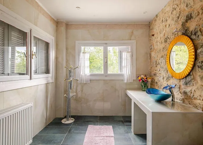 Traditional Luxury Retreat In *