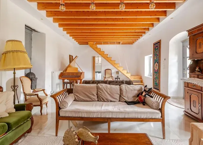 Traditional Luxury Retreat In