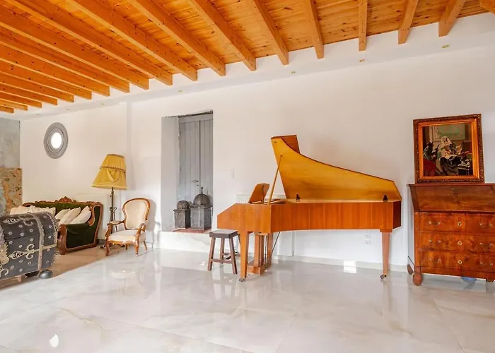 Traditional Luxury Retreat In Βίλα Pidasos