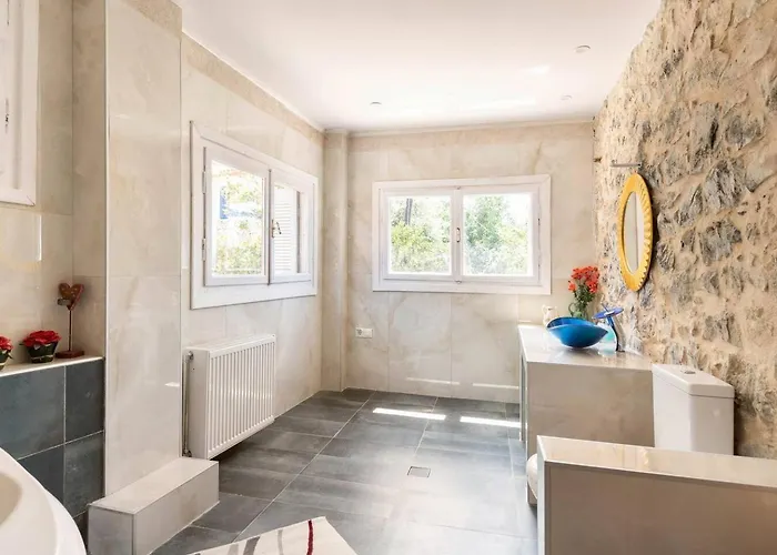 Traditional Luxury Retreat In Βίλα