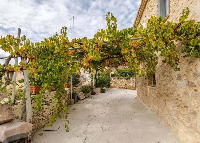 Traditional Luxury Retreat In * Pidasos