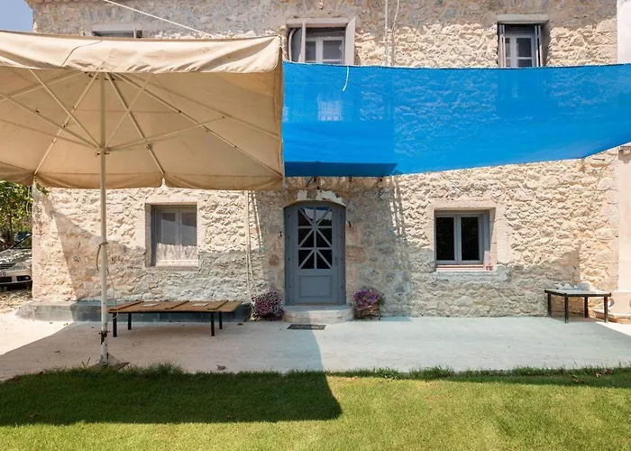 Traditional Luxury Retreat In *